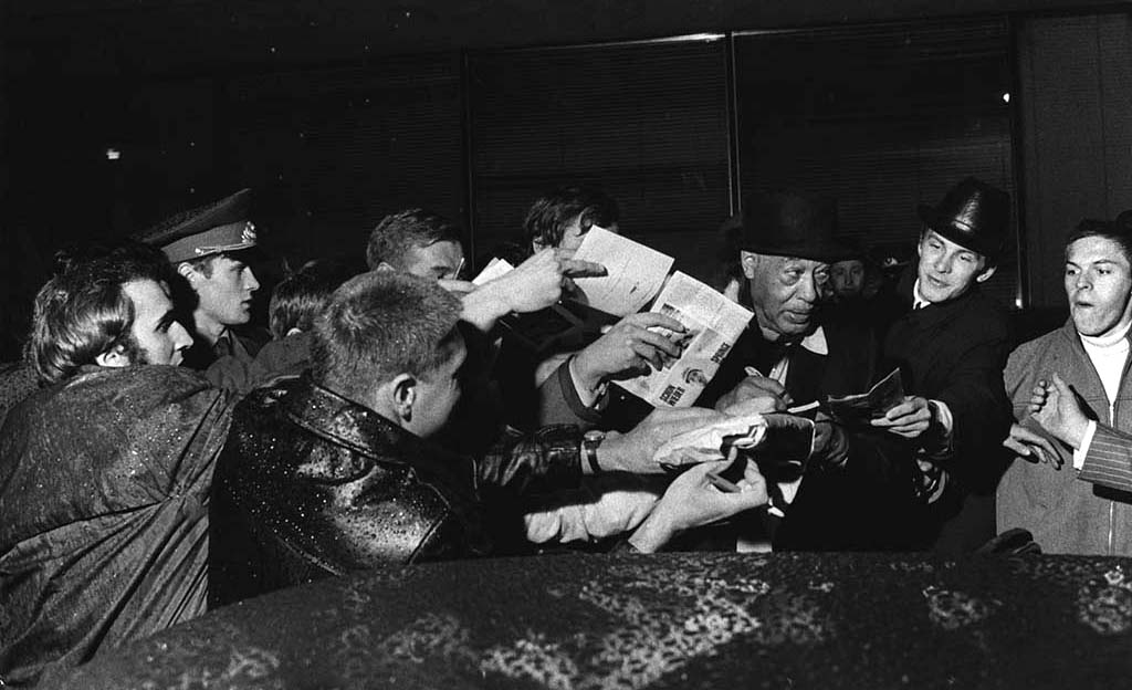 Duke Ellington Mobbed by Russian Jazz Fans in Moscow, USSR, 1971