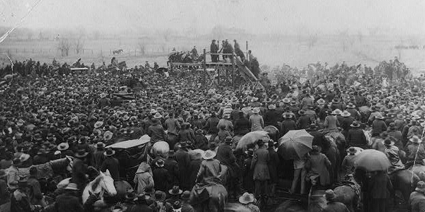 Fifteen Thousand Spectators Gather to See the Lynching of Henry Smith