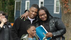 Warrick Dunn Thanked by Mother Who Receives Home (NBC Sports)