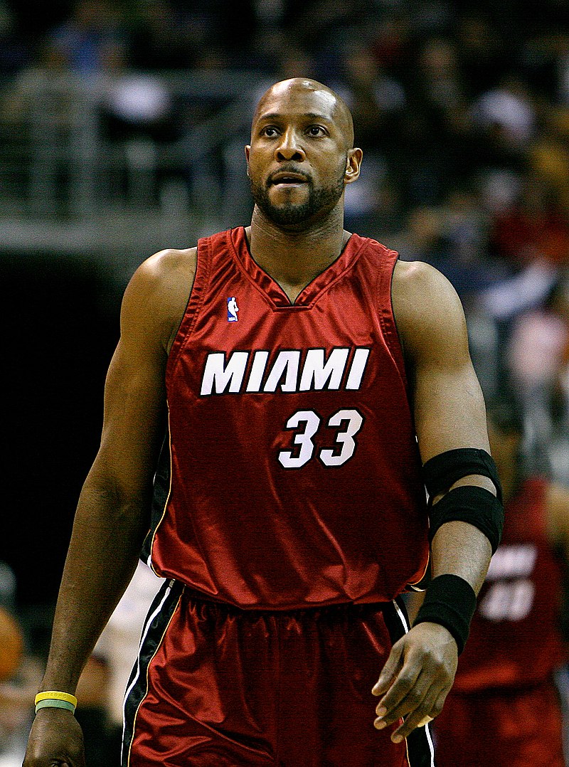 Alonzo Mourning playing with the Miami Heat